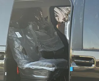 Hyundai Staria 2025 beschikbaar voor verhuur in Dubai, met een kilometerlimiet van 250 km/dag.