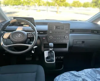 Verhuur Hyundai Staria. Comfort, Minivan Auto te huur in de VAE ✓ Borg van Zonder Borg ✓ Verzekeringsmogelijkheden TPL.