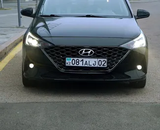 Vooraanzicht van een huurauto Hyundai Accent in Almaty, Kazachstan ✓ Auto #14733. ✓ Transmissie Automatisch TM ✓ 0 beoordelingen.