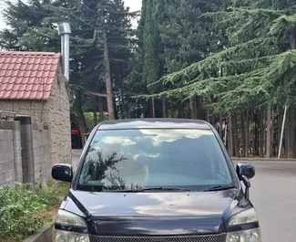 Benzine motor van 2,0L van Toyota Noah 2010 te huur in Tbilisi.