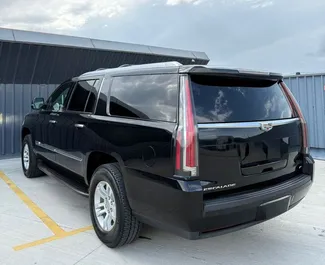 Vooraanzicht van een huurauto Cadillac Escalade in Tbilisi, Georgië ✓ Auto #14759. ✓ Transmissie Automatisch TM ✓ 0 beoordelingen.