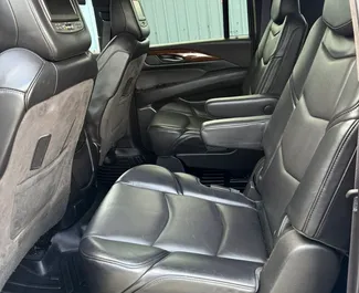 Cadillac Escalade 2019 beschikbaar voor verhuur in Tbilisi, met een kilometerlimiet van onbeperkt.