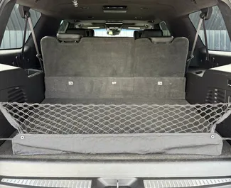 Interieur van Cadillac Escalade te huur in Georgië. Een geweldige auto met 7 zitplaatsen en een Automatisch transmissie.