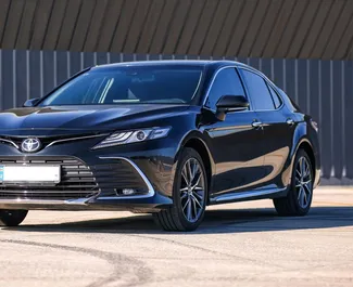 Vooraanzicht van een huurauto Toyota Camry in Tbilisi, Georgië ✓ Auto #14783. ✓ Transmissie Automatisch TM ✓ 0 beoordelingen.