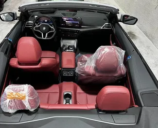 Benzine motor van 2,5L van BMW 420i Cabrio 2025 te huur in Dubai.