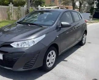 Vooraanzicht van een huurauto Toyota Yaris in Dubai, Verenigde Arabische Emiraten ✓ Auto #14762. ✓ Transmissie Automatisch TM ✓ 0 beoordelingen.