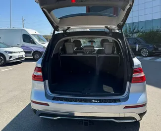Mercedes-Benz ML350 2015 beschikbaar voor verhuur in Tirana, met een kilometerlimiet van onbeperkt.