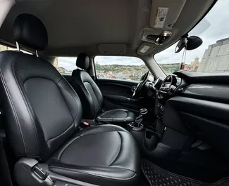 Mini Cooper 2015 beschikbaar voor verhuur in Tbilisi, met een kilometerlimiet van onbeperkt.