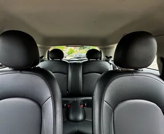 Interieur van Mini Cooper te huur in Georgië. Een geweldige auto met 4 zitplaatsen en een Automatisch transmissie.