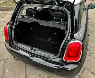 Mini Cooper 2015 met Vooraandrijving systeem, beschikbaar in Tbilisi.