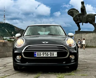 Vooraanzicht van een huurauto Mini Cooper in Tbilisi, Georgië ✓ Auto #14621. ✓ Transmissie Automatisch TM ✓ 0 beoordelingen.