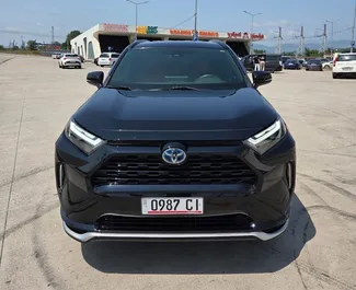 Vooraanzicht van een huurauto Toyota Rav4 in Tbilisi, Georgië ✓ Auto #14726. ✓ Transmissie Automatisch TM ✓ 0 beoordelingen.
