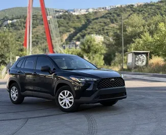 Toyota Corolla Cross 2022 beschikbaar voor verhuur in Tbilisi, met een kilometerlimiet van onbeperkt.