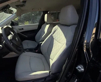 Interieur van Toyota Corolla Cross te huur in Georgië. Een geweldige auto met 5 zitplaatsen en een Automatisch transmissie.