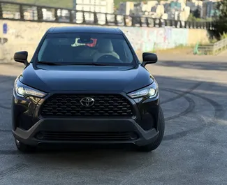 Vooraanzicht van een huurauto Toyota Corolla Cross in Tbilisi, Georgië ✓ Auto #14641. ✓ Transmissie Automatisch TM ✓ 0 beoordelingen.