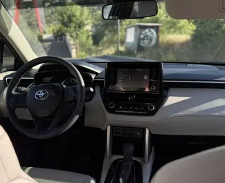 Benzine motor van 2,0L van Toyota Corolla Cross 2022 te huur in Tbilisi.