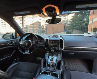 Benzine motor van 4,8L van Porsche Cayenne Turbo 2012 te huur in Tbilisi.