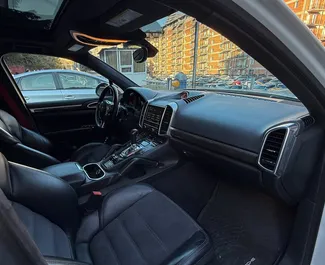 Porsche Cayenne Turbo 2012 beschikbaar voor verhuur in Tbilisi, met een kilometerlimiet van onbeperkt.
