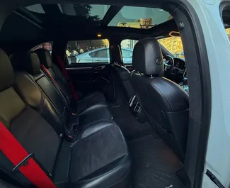 Interieur van Porsche Cayenne Turbo te huur in Georgië. Een geweldige auto met 5 zitplaatsen en een Automatisch transmissie.