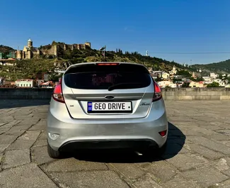 Benzine motor van 1,6L van Ford Fiesta 2015 te huur in Tbilisi.