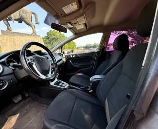 Interieur van Ford Fiesta te huur in Georgië. Een geweldige auto met 5 zitplaatsen en een Automatisch transmissie.