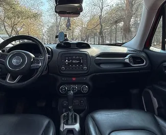 Interieur van Jeep Renegade te huur in Georgië. Een geweldige auto met 5 zitplaatsen en een Automatisch transmissie.