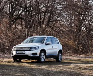Vooraanzicht van een huurauto Volkswagen Tiguan in Tbilisi, Georgië ✓ Auto #7642. ✓ Transmissie Automatisch TM ✓ 0 beoordelingen.