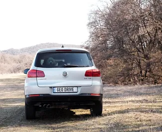 Volkswagen Tiguan 2013 beschikbaar voor verhuur in Tbilisi, met een kilometerlimiet van onbeperkt.