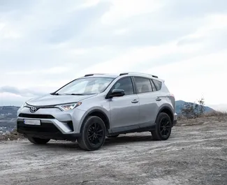 Vooraanzicht van een huurauto Toyota Rav4 in Tbilisi, Georgië ✓ Auto #14639. ✓ Transmissie Automatisch TM ✓ 0 beoordelingen.