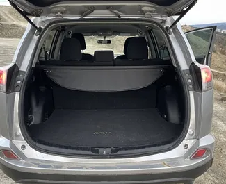 Interieur van Toyota Rav4 te huur in Georgië. Een geweldige auto met 5 zitplaatsen en een Automatisch transmissie.