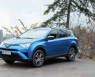Vooraanzicht van een huurauto Toyota Rav4 in Tbilisi, Georgië ✓ Auto #14637. ✓ Transmissie Automatisch TM ✓ 0 beoordelingen.