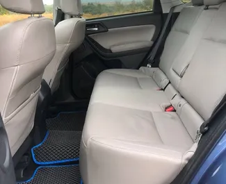 Interieur van Subaru Forester Limited te huur in Georgië. Een geweldige auto met 5 zitplaatsen en een Automatisch transmissie.