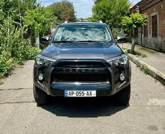 Vooraanzicht van een huurauto Toyota 4 Runner in Tbilisi, Georgië ✓ Auto #14755. ✓ Transmissie Automatisch TM ✓ 0 beoordelingen.