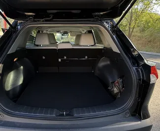 Interieur van Toyota Corolla Cross te huur in Georgië. Een geweldige auto met 5 zitplaatsen en een Automatisch transmissie.