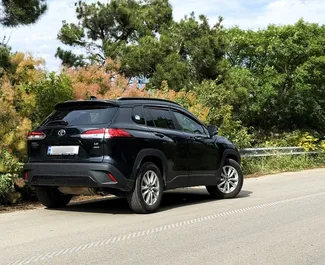 Benzine motor van 2,0L van Toyota Corolla Cross 2023 te huur in Tbilisi.