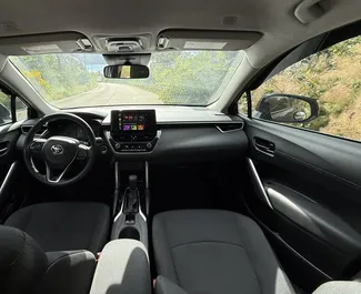 Toyota Corolla Cross 2023 beschikbaar voor verhuur in Tbilisi, met een kilometerlimiet van onbeperkt.