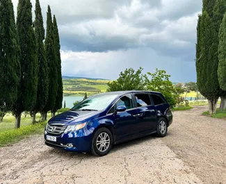 Vooraanzicht van een huurauto Honda Odyssey in Tbilisi, Georgië ✓ Auto #14558. ✓ Transmissie Automatisch TM ✓ 0 beoordelingen.