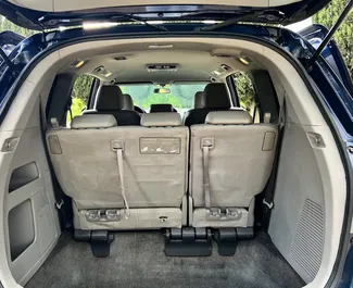 Interieur van Honda Odyssey te huur in Georgië. Een geweldige auto met 8 zitplaatsen en een Automatisch transmissie.
