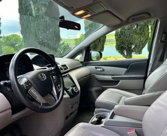 Honda Odyssey 2016 beschikbaar voor verhuur in Tbilisi, met een kilometerlimiet van onbeperkt.