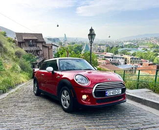 Vooraanzicht van een huurauto Mini Cooper in Tbilisi, Georgië ✓ Auto #14620. ✓ Transmissie Automatisch TM ✓ 0 beoordelingen.