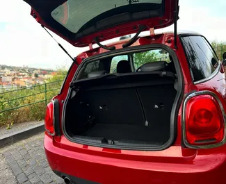 Interieur van Mini Cooper te huur in Georgië. Een geweldige auto met 4 zitplaatsen en een Automatisch transmissie.