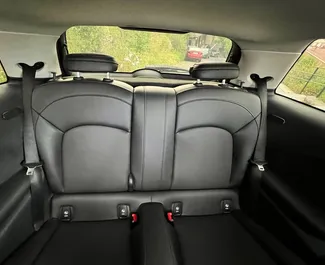 Mini Cooper 2015 beschikbaar voor verhuur in Tbilisi, met een kilometerlimiet van onbeperkt.