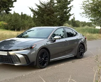 Vooraanzicht van een huurauto Toyota Camry in Tbilisi, Georgië ✓ Auto #14665. ✓ Transmissie Automatisch TM ✓ 0 beoordelingen.