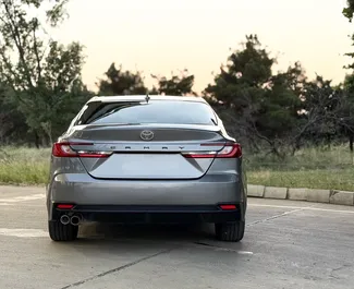 Benzine motor van 2,5L van Toyota Camry 2024 te huur in Tbilisi.