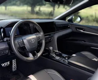 Toyota Camry 2024 beschikbaar voor verhuur in Tbilisi, met een kilometerlimiet van onbeperkt.