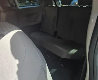 Toyota Sienna 2023 beschikbaar voor verhuur in Tbilisi, met een kilometerlimiet van onbeperkt.