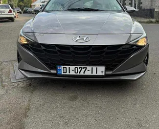 Interieur van Hyundai Elantra te huur in Georgië. Een geweldige auto met 5 zitplaatsen en een Automatisch transmissie.