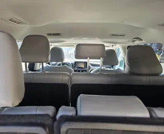 Vooraanzicht van een huurauto Toyota Highlander in Tbilisi, Georgië ✓ Auto #14725. ✓ Transmissie Automatisch TM ✓ 0 beoordelingen.