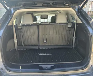 Autohuur Toyota Highlander 2023 in in Georgië, met Benzine brandstof en 100 pk ➤ Vanaf 210 GEL per dag.