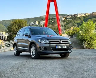 Vooraanzicht van een huurauto Volkswagen Tiguan in Tbilisi, Georgië ✓ Auto #14611. ✓ Transmissie Automatisch TM ✓ 0 beoordelingen.